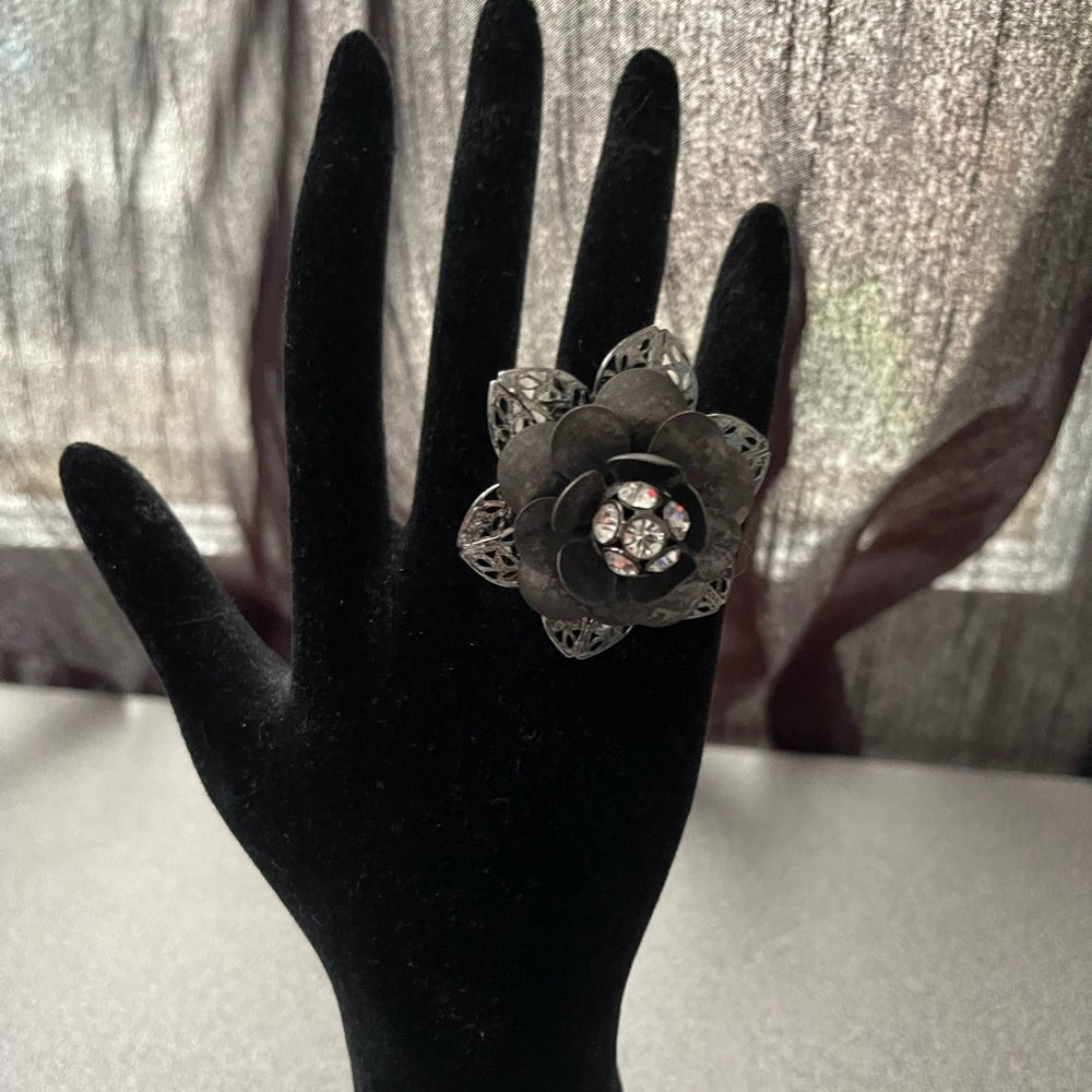 Vintage Black & Dark Silver Toned Flower Stretch Ring